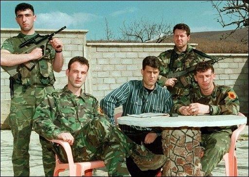 Лидеры боевиков ОАК, будущий премьер-министр Косова Хашим Тачи в центре , слева Фатмир Лимай