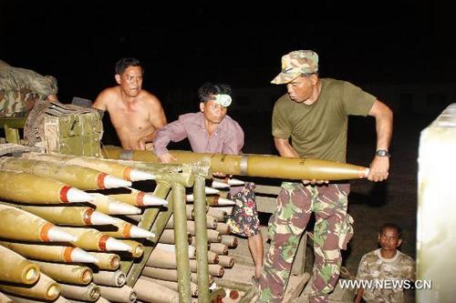 Камбоджийские солдаты разгружают ракеты для Камбоджийские солдаты разгружают ракеты для