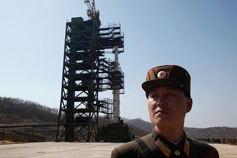 Ракета Ынха-3 (Млечный путь) на стартовой площадке ракетного полигона в уезде Чхольсан провинции Пхенан-Пукто Ракета Ынха-3 (Млечный путь) на стартовой площадке ракетного полигона в уезде Чхольсан провинции Пхенан-Пукто