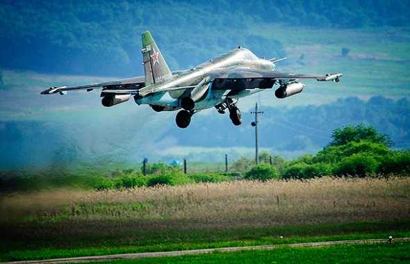 Взлет штурмовика Су-25СМ на базе ВВС Черниговка в Приморье Взлет штурмовика Су-25СМ на базе ВВС Черниговка в Приморье