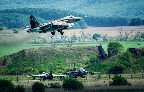 Взлет штурмовика Су-25СМ на базе ВВС Черниговка в Приморье Взлет штурмовика Су-25СМ на базе ВВС Черниговка в Приморье