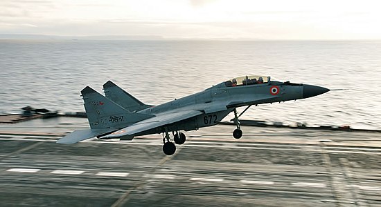 Индийский МиГ-29К/КУБ садится на палубу авианосца Индийский МиГ-29К/КУБ садится на палубу авианосца