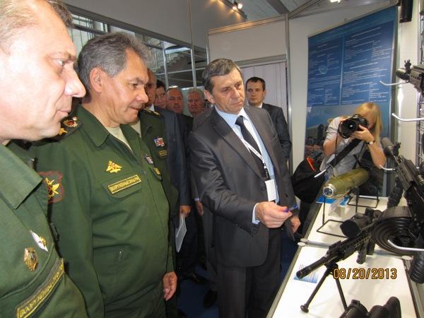 Министр обороны Сергей Шойгу на Дне инновации у стенда Ижмаша 20.08.2013 года. Фото izhmash.ru Министр обороны Сергей Шойгу на Дне инновации у стенда Ижмаша 20.08.2013 года. Фото izhmash.ru